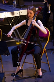 Astrid d'Akhtamar String Quartet avec un violoncelle lectrique YAMAHA