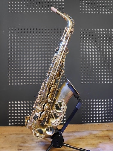 Ophicléide Atelier réparation instrumentss à vent Dévernissage patine saxophone alto SELMER