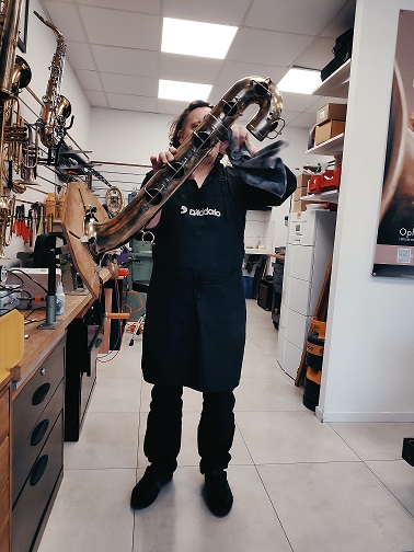 Ophicléide Atelier réparation instrumentss à vent Dévernissage patine saxophone baryton SELMER
